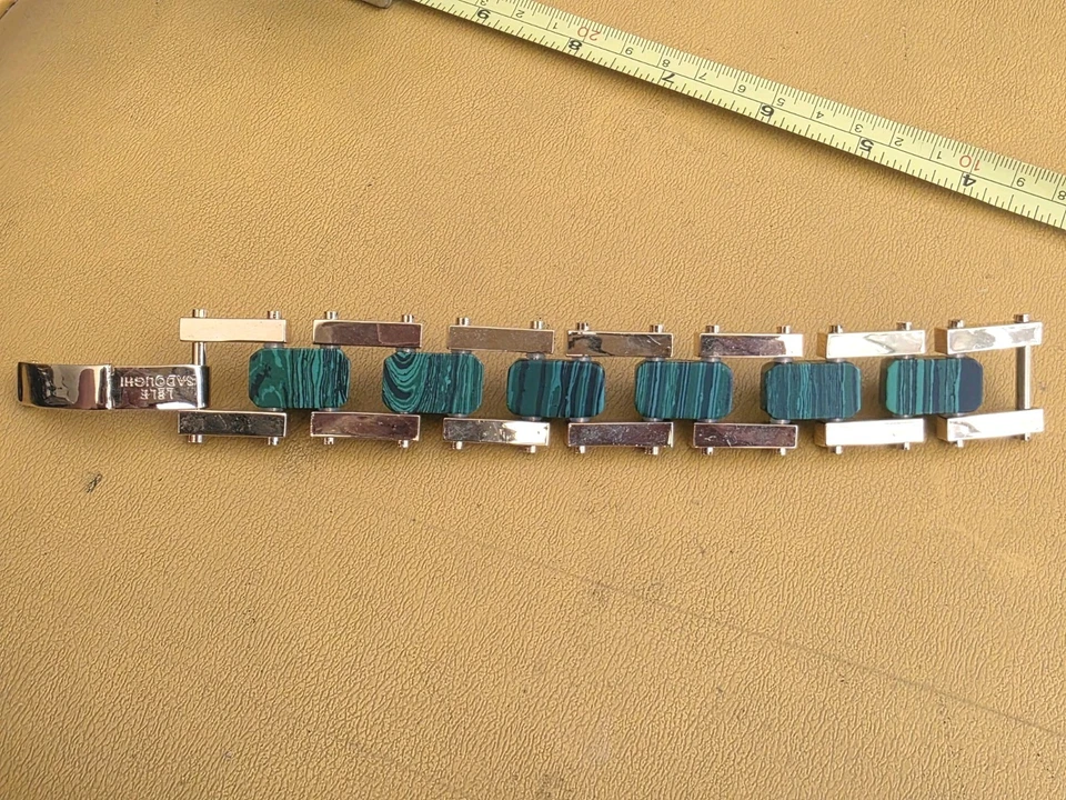 Brazalete Lele Sadoughi 7" chapado en oro y piedra de malicita Foto 4 de 4