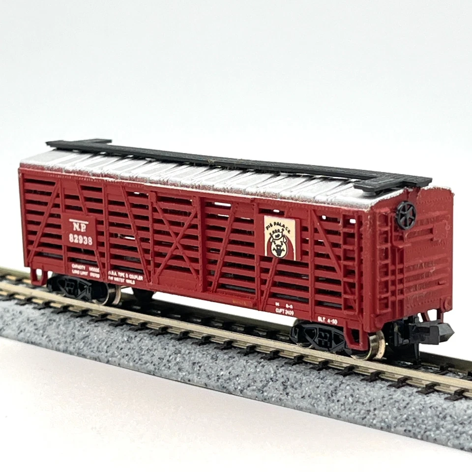 Model Power 3442 Northern Pacific Pig Palace Stock Car NP 82938 N Scale - Image 2 of 4
