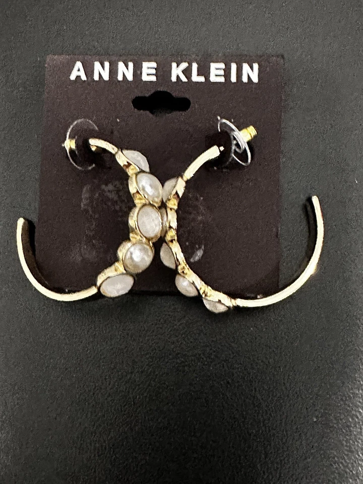 Brincos de argola C de opala pedra branca média tom dourado Anne Klein, 1,3" - Imagem 4 de 4