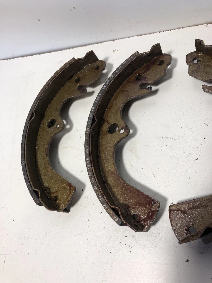 Zapatas de freno de tambor con revestimiento Bendix R565 - tracción trasera, se adapta a vehículos enumerados en la tabla Foto 3 de 4