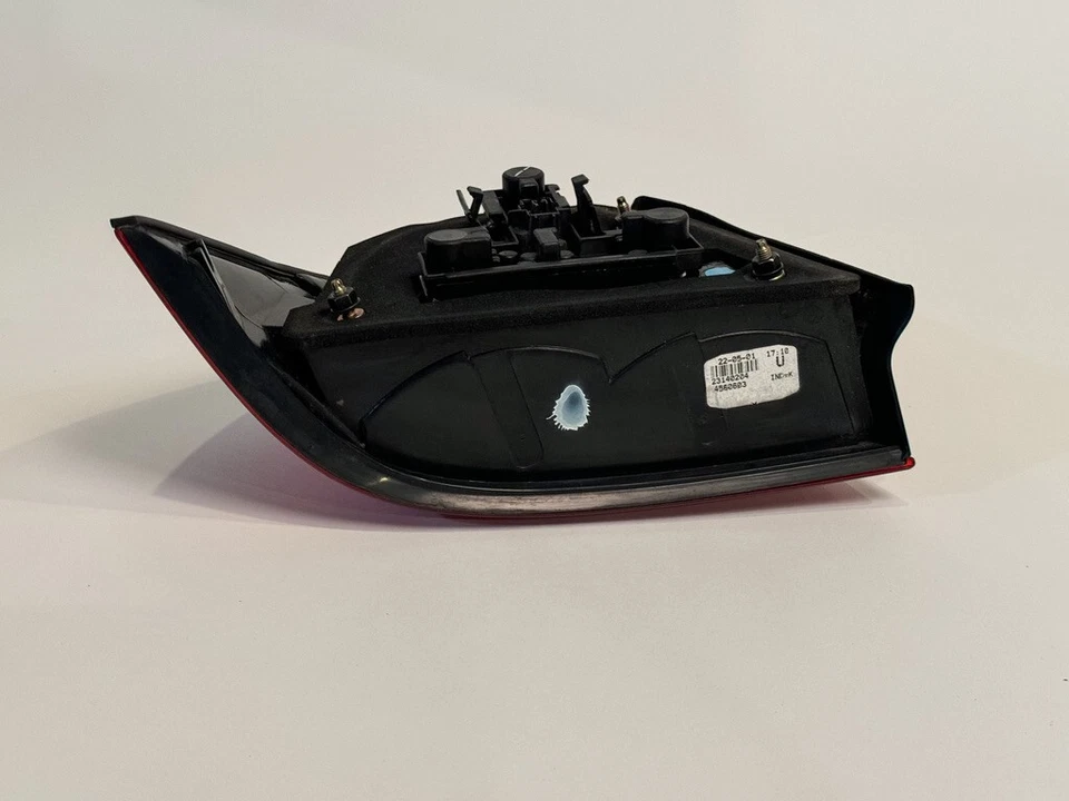 Luz trasera SAAB 9-5 2001, derecha, lado del pasajero, montaje en panel QTR, sedán de 4 puertas OEM Foto 4 de 4