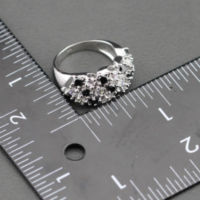 ANILLO DE PLATA 925 CON TOPACIOS EN NEGRO Y BLANCO.
