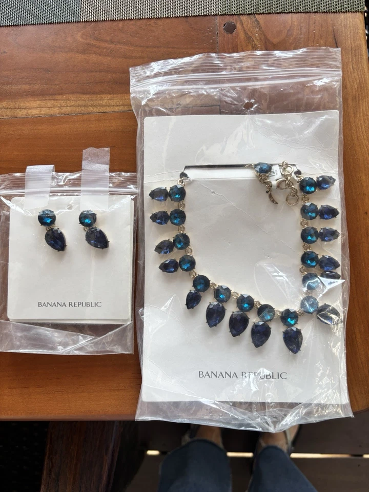 Pendientes a juego con collar de cristal azul Banana Republic disponibles Foto 2 de 4