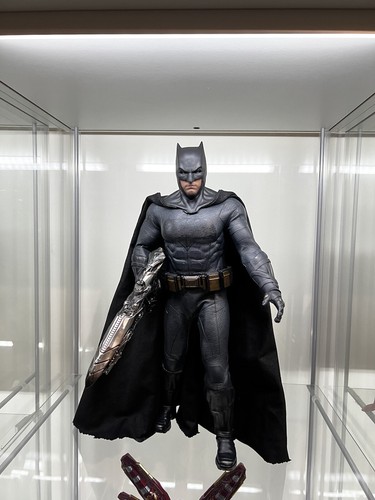 Justice League (2017) - Batman Deluxe 1/6th Scale Hot Toys Action Figure | New - Picture 2 of 8