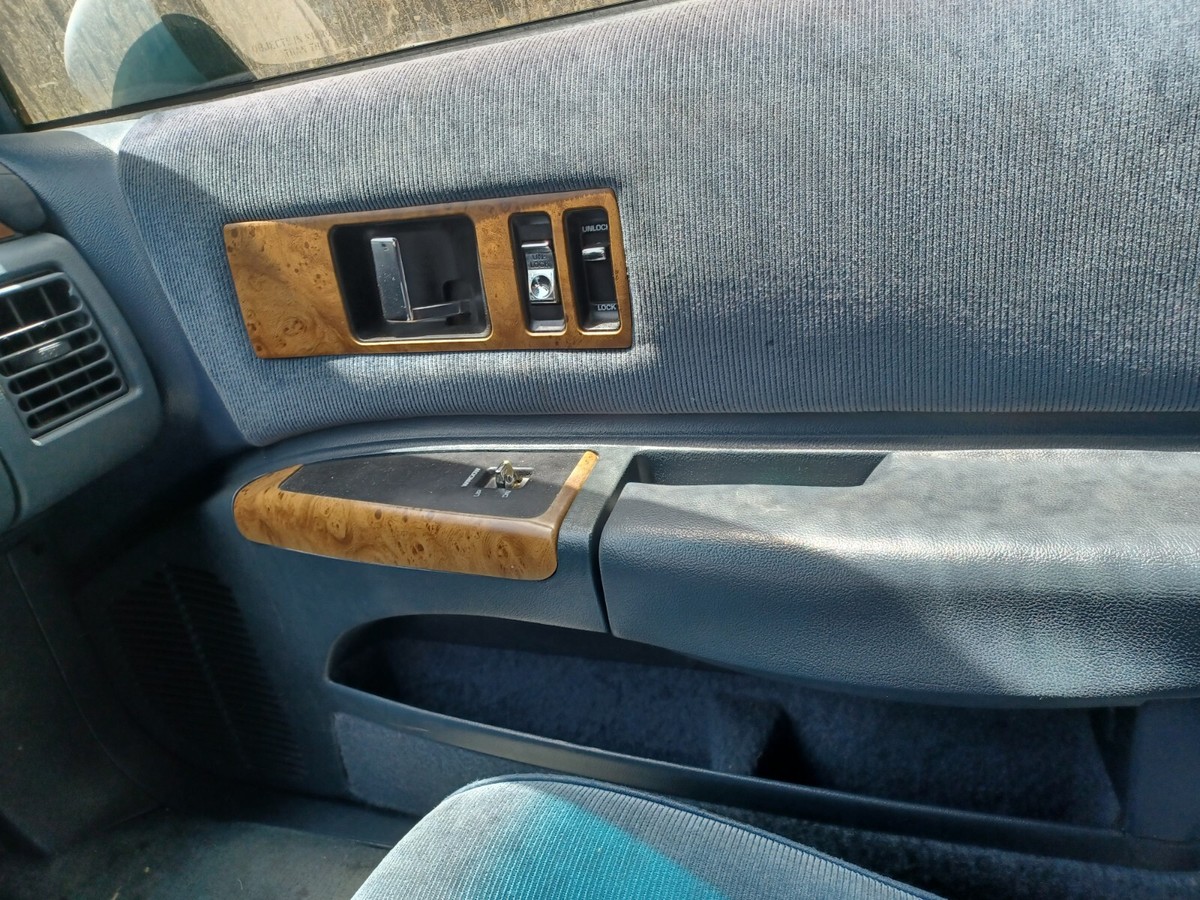 93 Caprice RH Right front Door Panel NO SWITCH SEE PICTURES READ 93 Caprice RH Right front Door Panel NO SWITCH SEE PICTURES READ