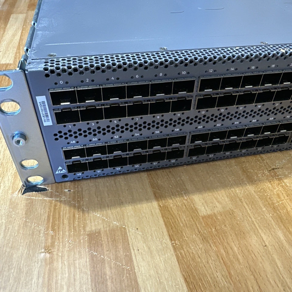 Conmutador Juniper QFX5100-96S-AFI 2RU 96 puertos SFP 10G 8 QSFP 40G red AFI Foto 2 de 4