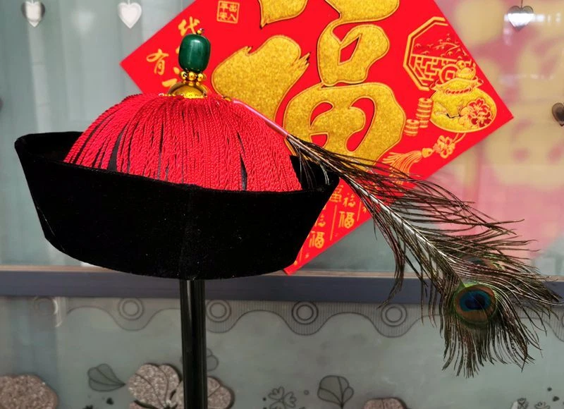Sombrero de la dinastía Qing china plumas de pavo real antiguo oficial eunuco gorra tocado Foto 3 de 4