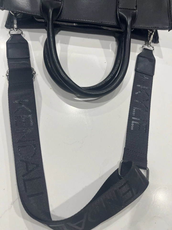Bolso bandolera kendall + kylie cuero estampado negro 2 asas con correa usado en excelente estado Foto 3 de 4