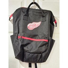 Plecak oversize Detroit Red Wings, 2 przegródki zapinane na zamek błyskawiczny i 2 kieszenie boczne