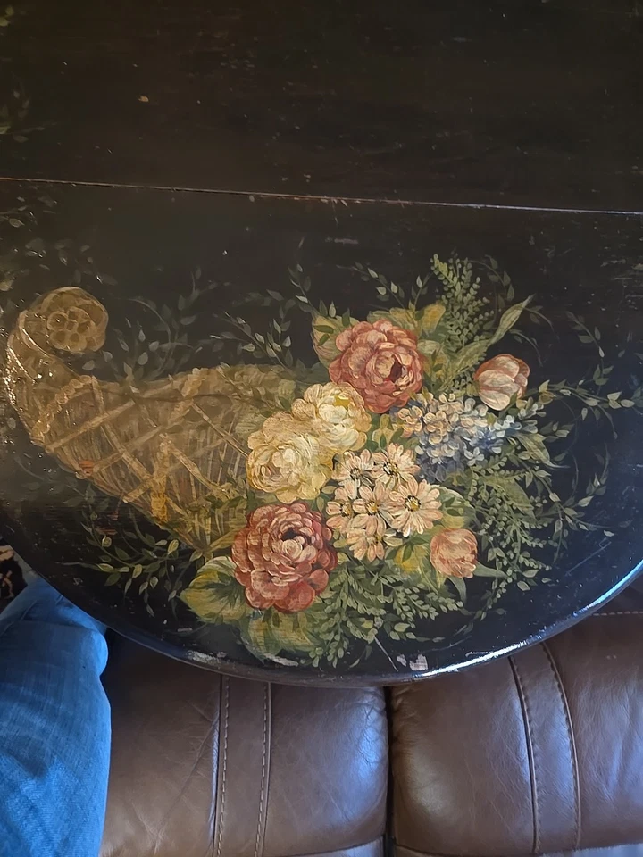 Antigua mesa lateral plegable de roble inglés con diseño pintado Foto 2 de 4