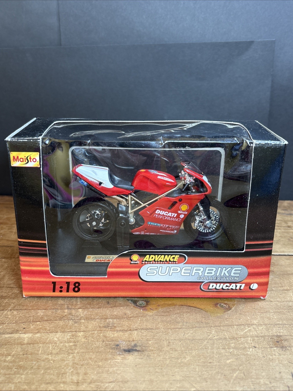 Maisto 1:18 Superbike Collection. Ducati 996SPS Die Cast Model Motorcycle