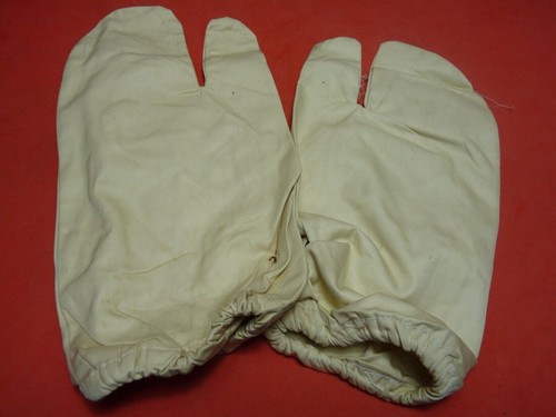 Original WW2 British Army Gunners Winter White Gloves - 1942 - Picture 9 of 12