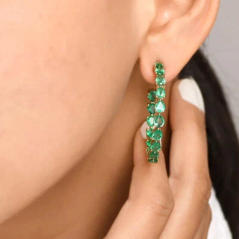 Pendientes de aro Huggie de esmeralda verde simulada corte pera enchapados en oro amarillo de 14 k Foto 4 de 4