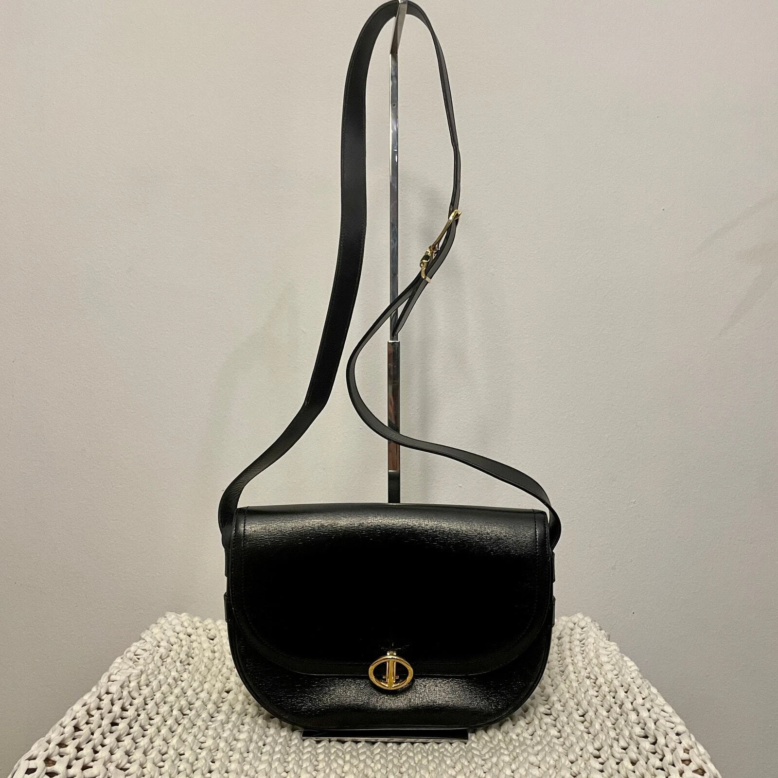 Sac bandoulière Christian Dior noir vintage logo calme luxe cuir gravé