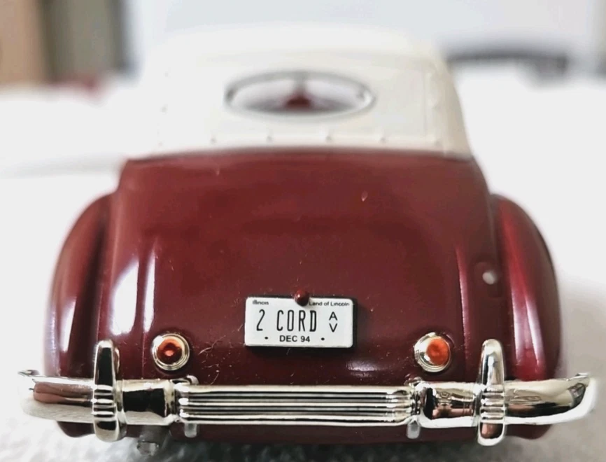 Signature Models - 1937 Cord 812 Supercharged (#32112) 1:32 Scale Die-Cast Car - Image 3 of 4