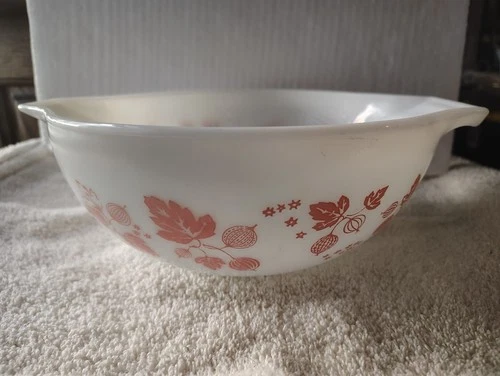 Vintage Pyrex Gooseberry 441 1.5 qt Cinderella Mixing Bowl White Pink