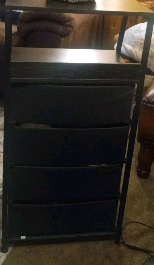 Cômoda de quatro gavetas com prateleira preta e metal/US$ 65 - Imagem 3 de 4