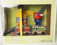 CIRCO WOOD TRAIN FREIGHT DEPOT COMPATIBLE w/OTHER NATIONAL WOOD SET BNIB