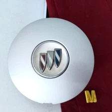 #M (1) 97-05 Buick Allure Regal Lacross Century  SILVER Center Hub Cap 10254321