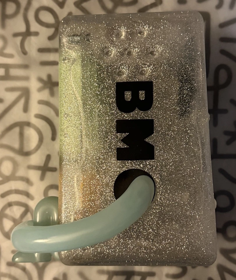 SDCC 2025 Kidrobot BMO Glow The Dark Figura Vinilo Hora de Aventuras Juego Sobre Dmgd Foto 2 de 4