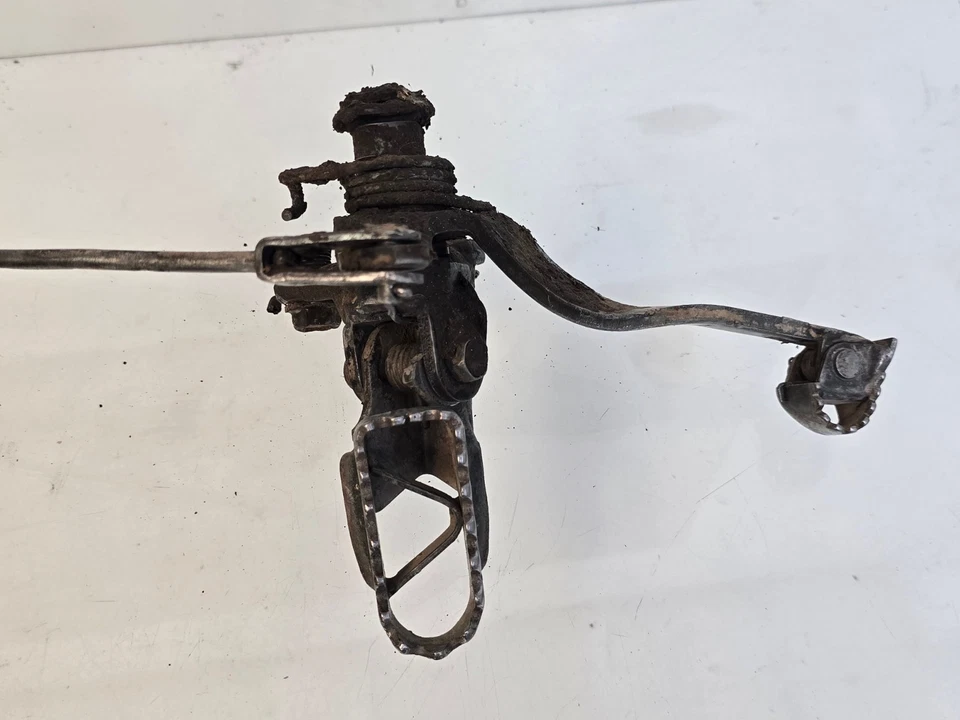 Yamaha IT465 1981 estriba con pedal de freno trasero y varilla con hardware Foto 3 de 4