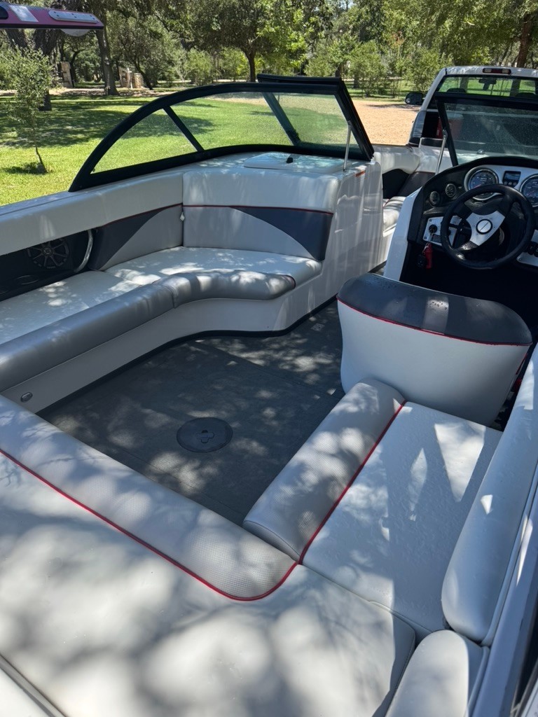 2014 Moomba Outback V  Wakeboard  Family Ski boat