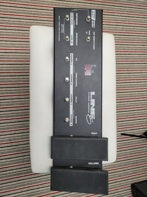 Line 6 Floor Board Controller Switcher mit Dual Expression Pedalen