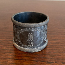 Ancienne bague serviette en argent avec motif gravé et gravure florale, "M"24