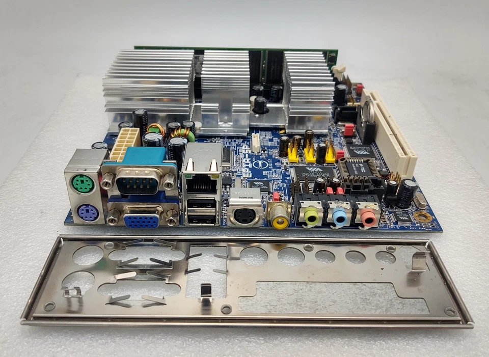Placa base VIA EPIA-SP8000EG LVDS Mini ITX VIA C3 800 MHz + RAM + Escudo de E/S Foto 2 de 4