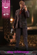 Hot Toys MMS546 Batman The Dark Knight - Two-Face (Harvey Dent) 12
