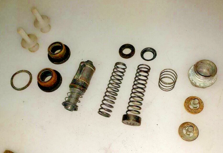 1981 FIAT MASTER CYLINDER & ASSOCIATED PARTS P/N 995/52438 GENUINE OEM PARTS - Image 4 of 4