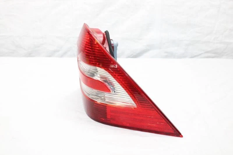 2005 MERCEDES C55 W203 SEDAN #295 RIGHT TAIL LIGHT - Image 3 of 4