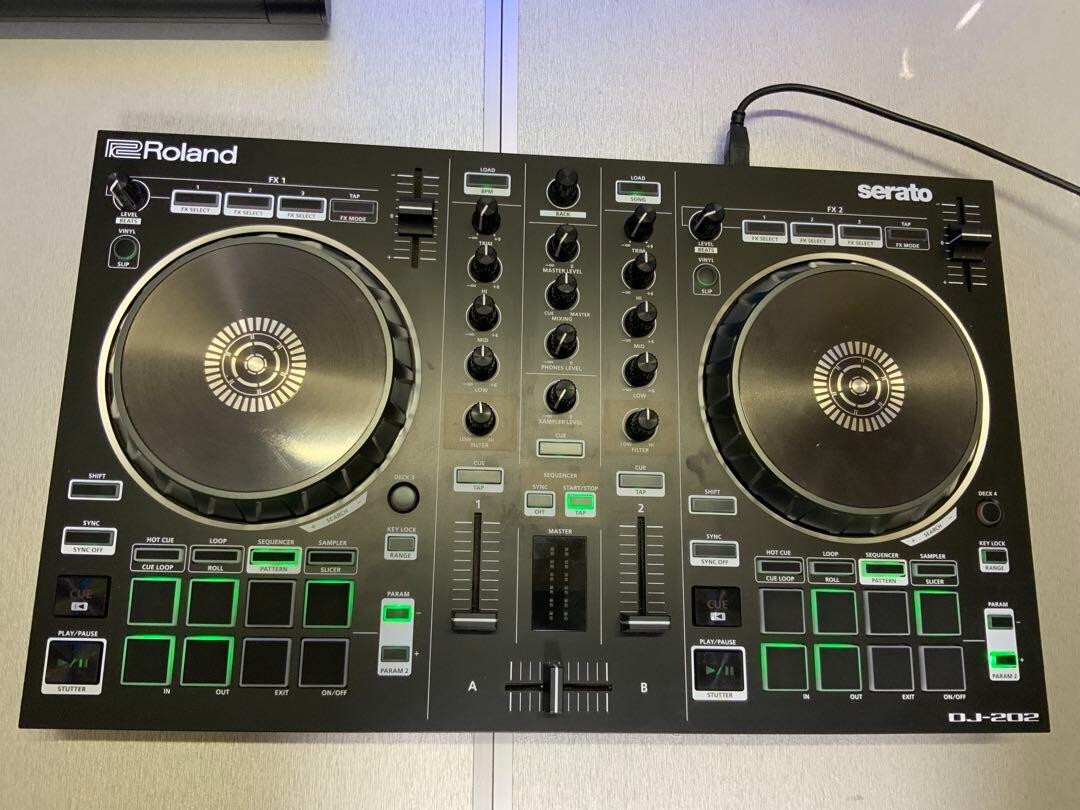 Roland DJ-202 4-deck Serato DJ Controller with Drum Machine Roland DJ-202 4-deck Serato DJ Controller with Drum Machine