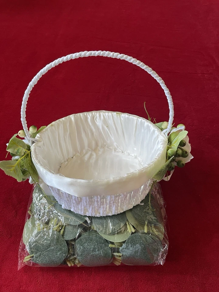 Cesta blanca hecha a mano de ratán flor niña decoración de flores falsas y paquete de hojas verdes Foto 3 de 4