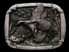 ID03108 NICE VINTAGE 1985  DUCKS FLYING OVER WATER  PEWTER BUCKLE