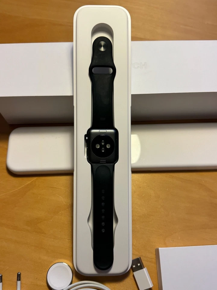 Schwarze Apple Watch Sport 1. Generation in OVP mit Zubehör und Rechnung - Bild 4 von 4