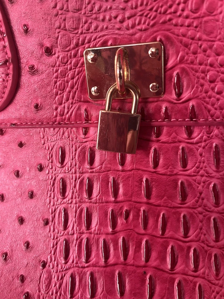 Beautiful Fushia Handbag 15x 12. Excellent Condition Gold Hardware With Lock - Image 3 of 4