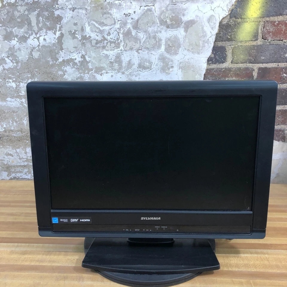 Sylvania LC195SLX 19" 720p HD LCD Television RGB/HDMI/VGA/RCA (RETRO GAMING) - Image 4 of 4