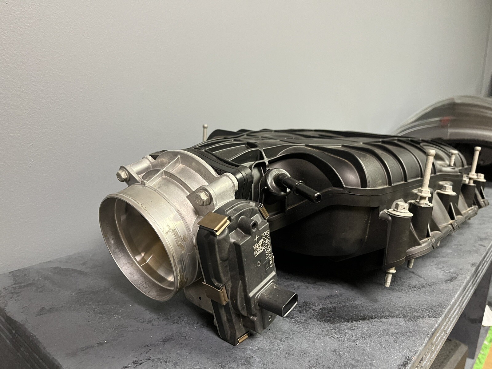 Stock Gen V LT1 Intake Manifold w/ Stock Throttle Body Camaro Corvette