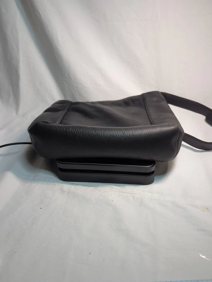 Bandolera de cuero suave negra A Giannetti bolsillo externo cierre de cremallera Foto 3 de 4