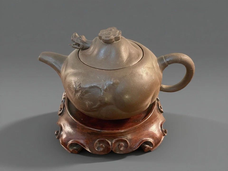 Old Yixing Natural Zisha Clay Dragon Head Teapot with Three Cups, 老宜興龍首原礦泥紫砂壺紫砂杯 - Image 3 of 4