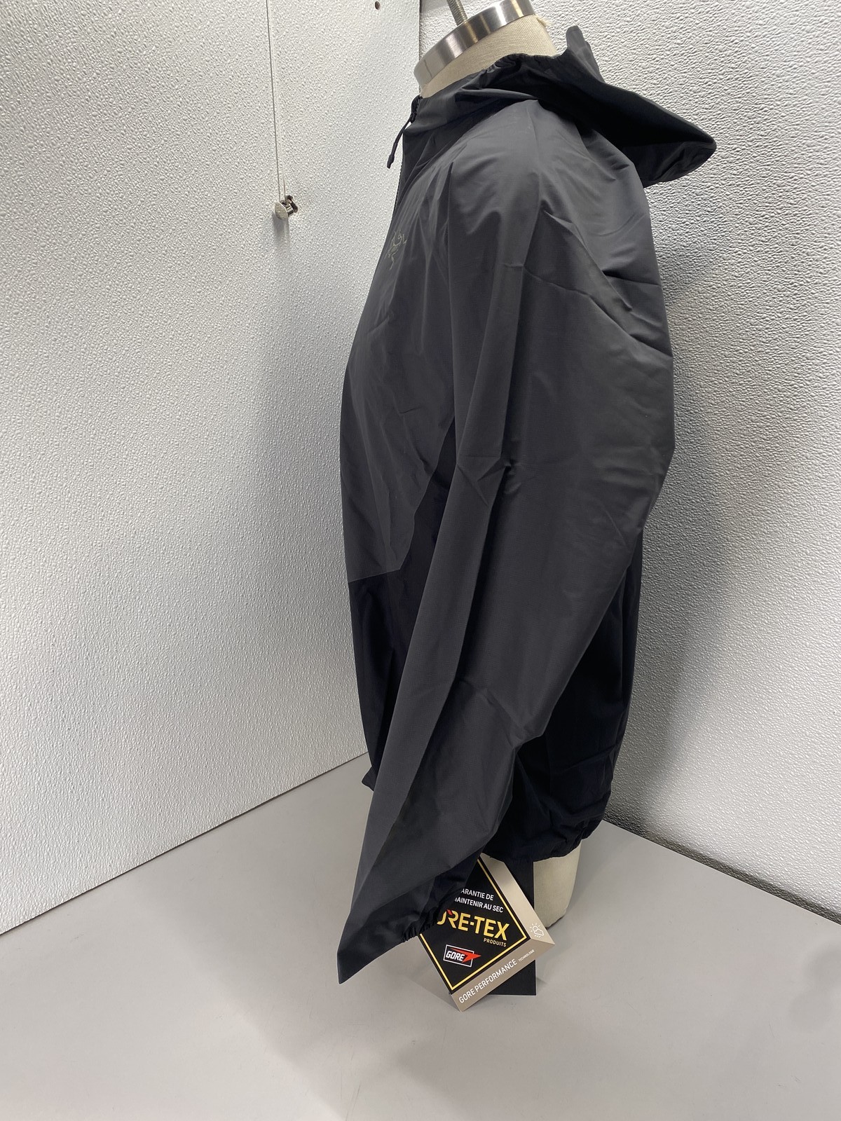 Arc'teryx Mens Norvan Shell Lightweight Jacket Size L Graphite, Black thumbnail 6