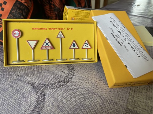 DINKY TOYS PANNEAUX DE SIGNALISATION VILLE REF 40 MADE IN DINKY TOYS PANNEAUX DE SIGNALISATION VILLE REF 40 MADE IN