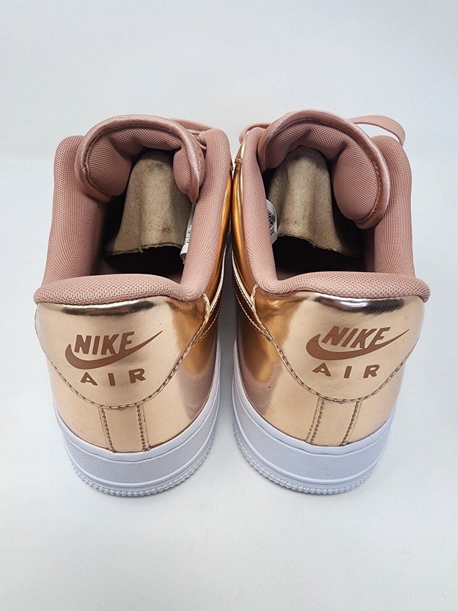 スニーカー Nike Air Force 1 Low Liquid l Swoosh llic Rose Gold Metal Swooshes Highlight the Nike Air Force 1 Low LX Sail