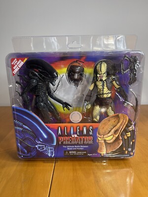 NECA 2 PACK ALIENS VS PREDATOR MIP  2015 TOYS R US