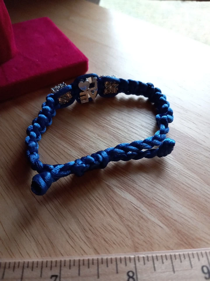 Pulsera trenzada azul real con 2 dijes vintage pedrería y 1 dije de amor... Foto 4 de 4