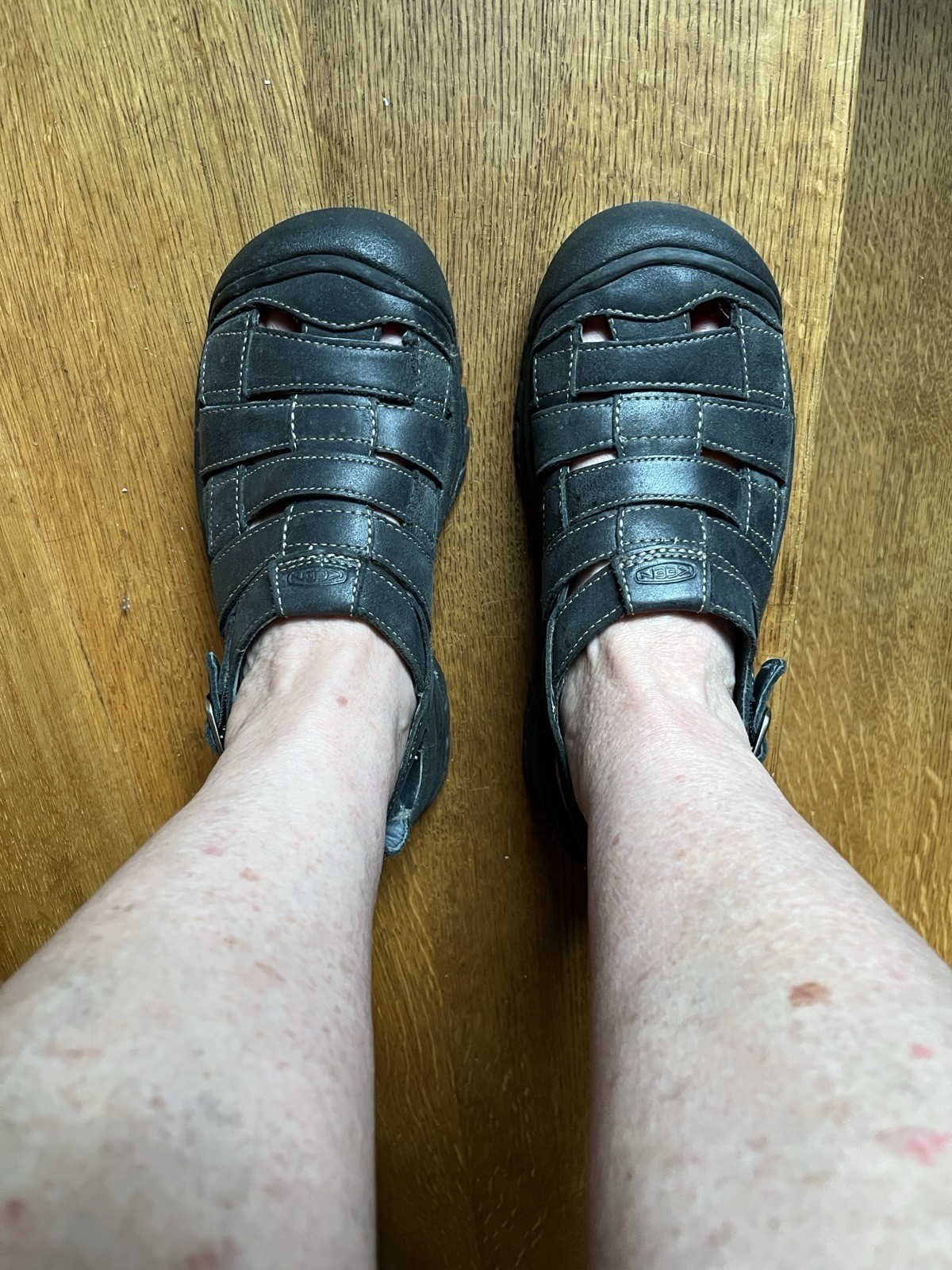 Sandali KEEN Huarache neri in pelle con slingback punta chiusa 7M US