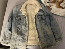Vtg Levi s Men s 42R Sherpa Lined Denim Trucker Jacket Distressed USA Light Wash