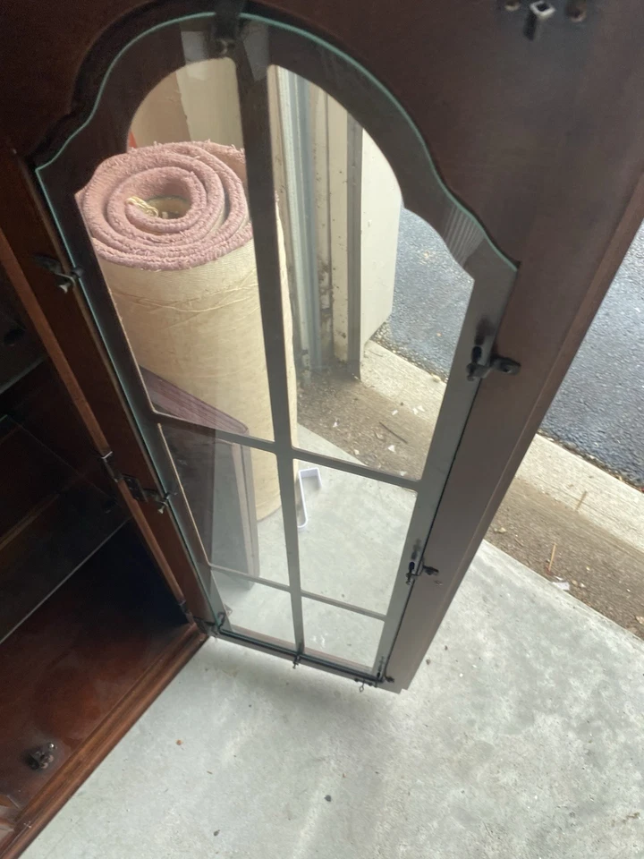 Gabinete de China Iluminado Drexel Heritage De Colección - Madera Maciza, Puertas de Vidrio, Latón Foto 4 de 4