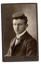 CdV Freiburg 1907 – Student mit Deckel, Couleur – Widmung an O. Wicke Studentika